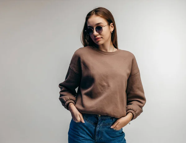 Mujer Joven Gafas Sudadera Con Capucha Posando Estudio Sobre Fondo — Foto de Stock