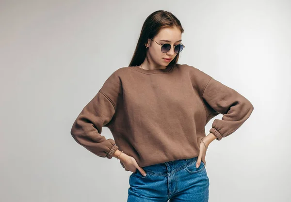 Mujer Joven Gafas Sudadera Con Capucha Posando Estudio Sobre Fondo — Foto de Stock