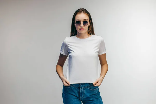Menina Elegante Óculos Vestindo Shirt Branca Posando Estúdio — Fotografia de Stock