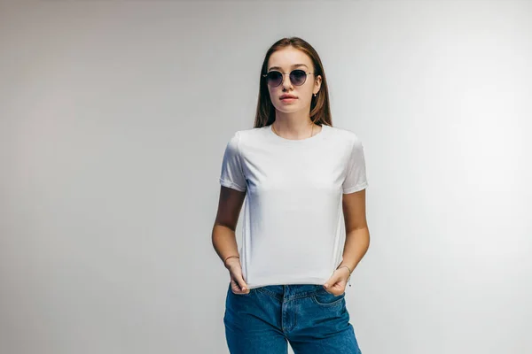 Gözlüklü Beyaz Tişörtlü Stüdyoda Poz Veren Şık Bir Kız — Stok fotoğraf