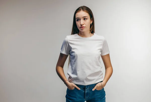 Beyaz Tişört Giyen Şık Bir Kız Stüdyoda Poz Veriyor — Stok fotoğraf