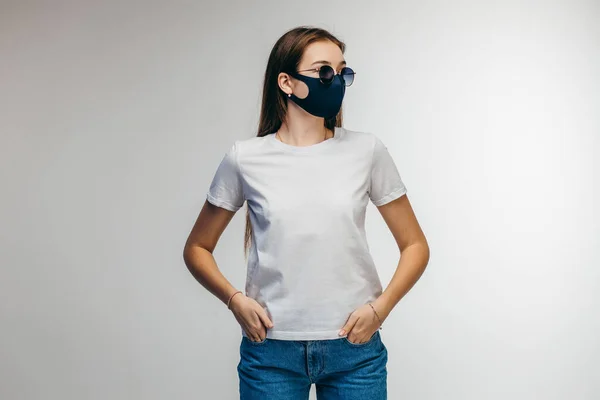 Chica Con Estilo Gafas Máscara Protectora Con Camiseta Blanca Posando — Foto de Stock