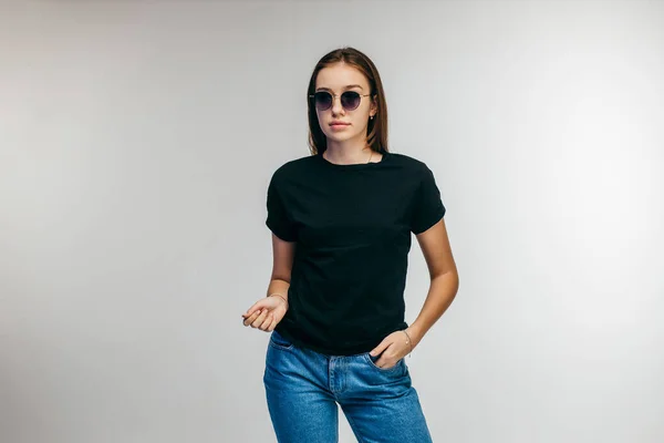 Stylisches Mädchen Mit Brille Schwarzem Shirt Posiert Studio — Stockfoto