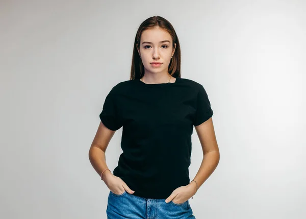 Stilvolles Mädchen Mit Schwarzem Shirt Posiert Studio — Stockfoto