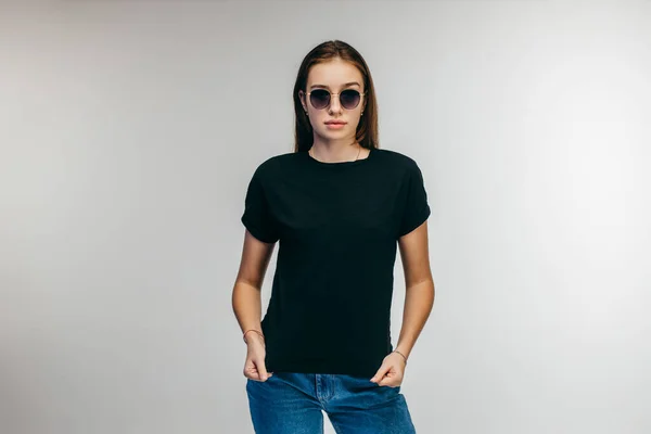 Menina Elegante Óculos Vestindo Shirt Preta Posando Estúdio — Fotografia de Stock