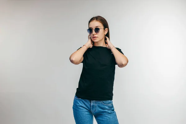 Chica Con Estilo Gafas Con Camiseta Negra Posando Estudio — Foto de Stock