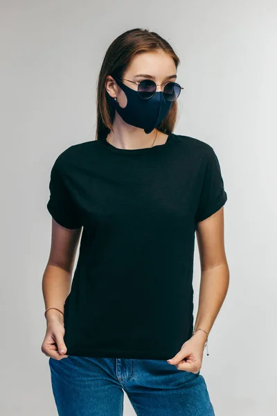 Chica Con Estilo Gafas Máscara Con Camiseta Negra Posando Estudio — Foto de Stock