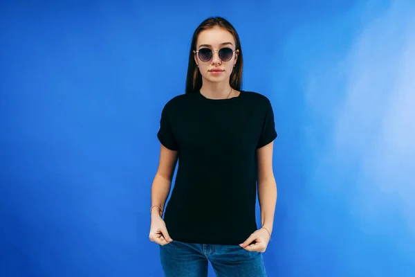 Elegante Ragazza Occhiali Con Indosso Shirt Nera Posa Studio Sfondo — Foto Stock