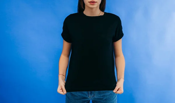 Siyah Tişört Giyen Şık Bir Kız Stüdyoda Mavi Arka Planda — Stok fotoğraf