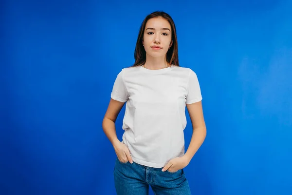Beyaz Tişört Giyen Şık Bir Kız Stüdyoda Mavi Arka Planda — Stok fotoğraf