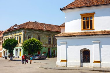 Kitle iletişim araçları, Romanya, 08 Temmuz 2015: kitle iletişim araçları, Transilvanya, Romanya'da Ortaçağ kentinin tarihi merkezinde