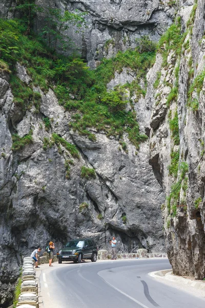 Bicaz Gorges, Roemenië - 07 juli 2015: Toeristen bezoeken de Bicaz Canyon. Canyon is een van de meest spectaculaire wegen in Roemenië. — Stockfoto