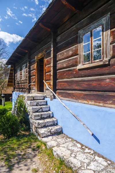 Gamle tømmerhauser i et friluftsmuseum i Wygielzow, Polen – stockfoto