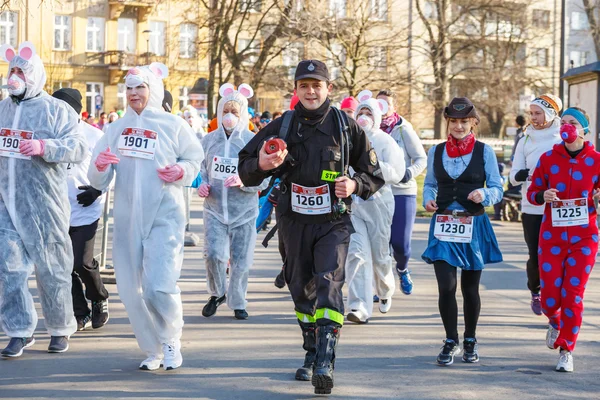 克拉科夫克拉科夫，波兰-2015 年 12 月 31 日: 12 新年前夕竞赛。跑步的人穿着滑稽服饰 — 图库照片