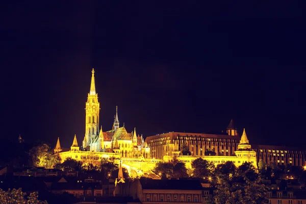 Éjjeli kilátás a budapesti Mátyás templommal. Vintage kinézet — Stock Fotó