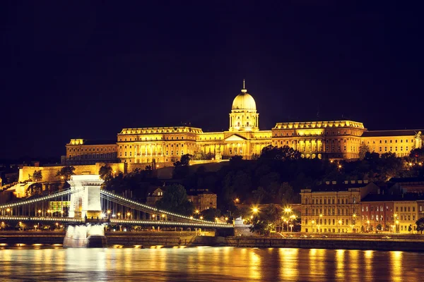 Pemandangan malam jembatan Chain dan istana kerajaan di Budapest, Hungaria, Vintage terlihat — Stok Foto
