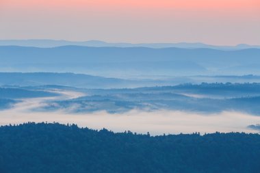 Dağlarda sisli bir sabah 