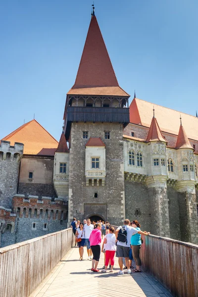 Hunedoara, Romania, 11 July, 2015: People visiting Corvin Castle in Hunedoara, Romania — Stock Photo, Image