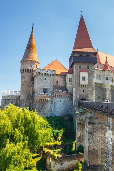 Hunedoara, Romania, 11 July, 2015: People visiting Corvin Castle in Hunedoara, Romania — Stock Photo, Image