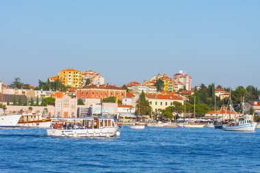 Rovinj, Hırvatistan, 12 Temmuz 2012: Rovinj yelkenli Harbor birçok demirli yelkenli tekneler ve yatlar, Hırvatistan ile sabah görünümü