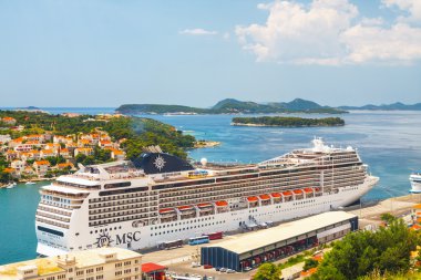 Dubrovnik, Hırvatistan, 02 Temmuz 2010: Büyük seyir gemi Msc Magnifica Hırvat şehir Dubrovnik
