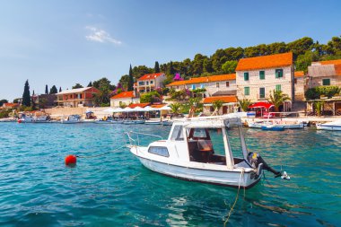 Maslinica, Solta Adası, Hırvatistan, 30 Haziran 2010: Küçük köyde Maslinica Solta Island Marina. Güzel ve ilginç turistik destinacjon
