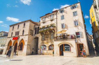 Split, Hırvatistan, 01 Temmuz 2010: Split Diocletian'ın Sarayı ziyaret Unidentifed turistler. Hırvatistan'ın en çok tanınan dönüm noktası biridir