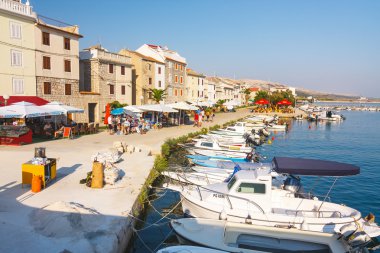 Pag, Hırvatistan, 07 Temmuz 2012: Küçük kasaba Pag, turistler arasında çok popüler bir hedef Marinada görünümünü