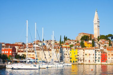 Rovinj, Hırvatistan, 12 Temmuz 2012: Rovinj yelkenli Harbor birçok demirli yelkenli tekneler ve yatlar, Hırvatistan ile sabah görünümü