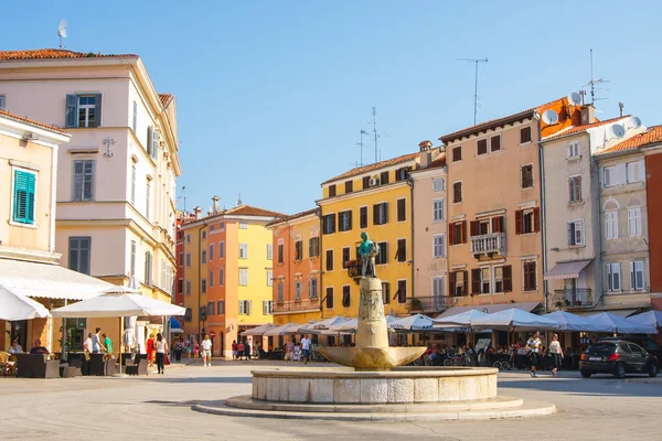 Rovinj, Croácia, 12 de julho de 2012: Vista da manhã sobre a cidade velha Rovinj do porto com restaurantes ao ar livre, Croácia — Fotografia de Stock