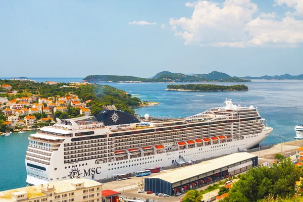 Dubrovnik, Kroatië, 02 juli 2010: Grote cruise schepen van de Msc Magnifica in Kroatische stad Dubrovnik — Stockfoto