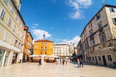 Split, Hırvatistan, 01 Temmuz 2010: Split Diocletian'ın Sarayı ziyaret Unidentifed turistler. Hırvatistan'ın en çok tanınan dönüm noktası biridir