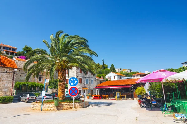 Maslinica, Solta Adası, Hırvatistan, 30 Haziran 2010: Küçük köyde Maslinica Solta Island Marina. Güzel ve ilginç turistik destinacjon — Stok fotoğraf