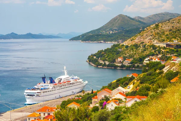 Dubrownik, Chorwacja, lipiec 02, 2010: Big Cruising statek Orient Queen w chorwackim mieście Dubrownik — Zdjęcie stockowe