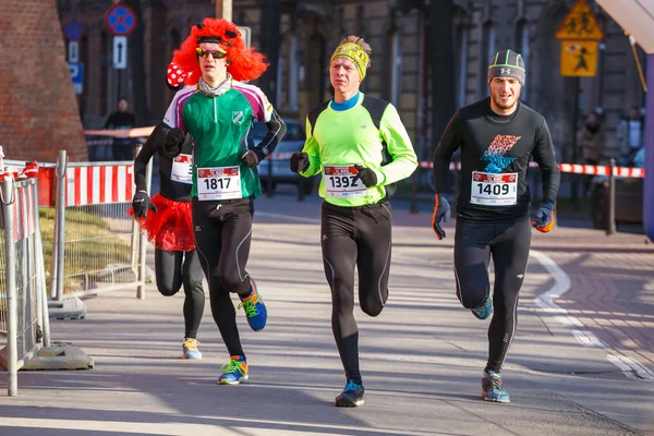 Cracovia, Polonia - 31 de diciembre de 2015: 12ª carrera de fin de año en Cracovia. La gente corriendo vestida con disfraces divertidos — Foto de Stock