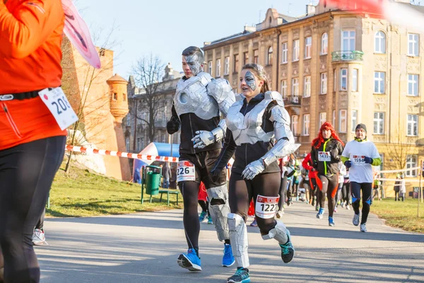 克拉科夫克拉科夫，波兰-2015 年 12 月 31 日: 12 新年前夕竞赛。跑步的人穿着滑稽服饰 — 图库照片