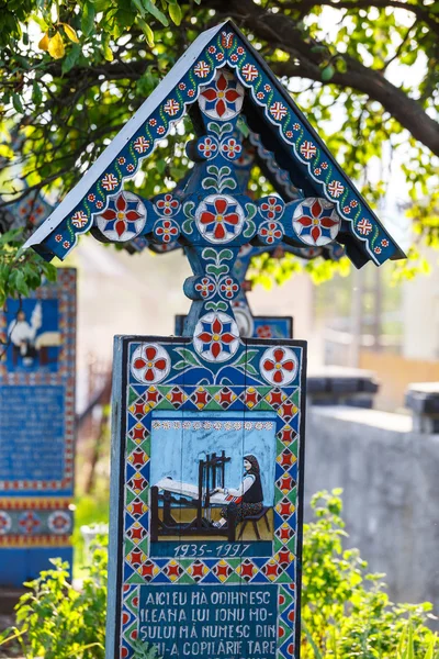 SAPANTA, RUMANIA - 04 JULIO 2015- El alegre cementerio de Sapanta, Maramures, Rumania. Ese cementerio es único en Rumania y en el mundo . — Foto de Stock