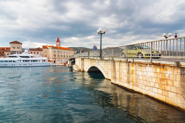 Trogir, Croazia, 28 giugno 2010: Veduta del porto turistico di Trogir, città storica della Croazia — Foto Stock