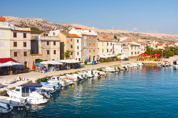 Pag, Kroatien, 07 juli 2012: Utsikt över småbåtshamnen i lilla staden Pag, ett mycket populärt resmål bland turister — Stockfoto