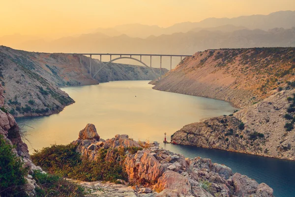 Maslenica průlivu a krásný západ slunce, Chorvatsko — Stock fotografie