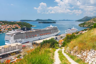 Dubrovnik, Hırvatistan, 02 Temmuz 2010: Büyük seyir gemi Msc Magnifica Hırvat şehir Dubrovnik