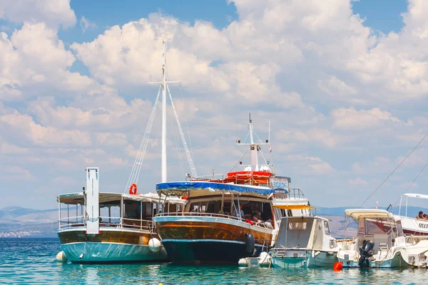 Maslinica, Solta Island, Kroatien, 2010 juni 30: Marina i lilla byn Maslinica i Solta Island. Trevligt och intressant turist destinacjon — Stockfoto