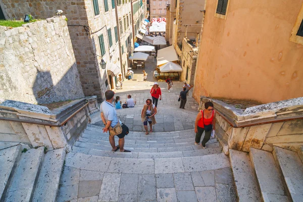 Дубровник, Хорватия, 3 июля 2010 г.: Неизвестные туристы, посещающие старый город Дубровник, Дубровник включен в список Всемирного наследия ЮНЕСКО — стоковое фото