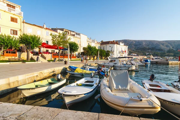 Pag, Croatia, JULY 07, 2012: View of the marina in small town Pag, a very popular destination among tourists — Stock Photo, Image