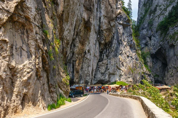 Békás-szoros, Románia - 2015. július 07.: Turista látogat a Békás-szoros. Canyon egyike a leglátványosabb Románia autópályái. — Stock Fotó