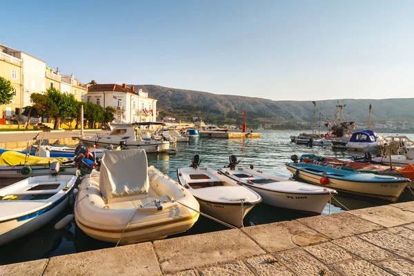 Pag, Kroatien, 07 juli 2012: Utsikt över småbåtshamnen i lilla staden Pag, ett mycket populärt resmål bland turister — Stockfoto