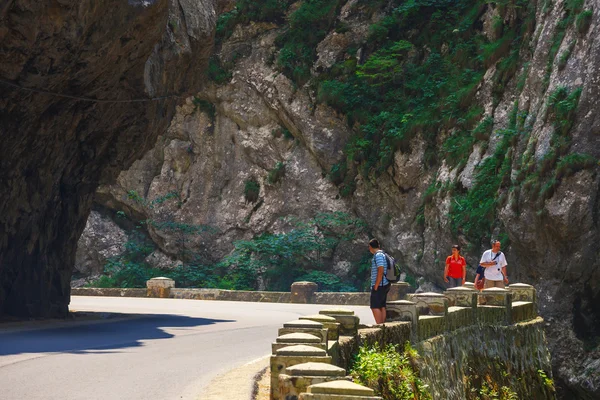 BICAZ GORGES, ROMÉNIA - 07 de julho de 2015: Turistas visitam o Desfiladeiro de Bicaz. Canyon é uma das estradas mais espetaculares da Roménia . — Fotografia de Stock