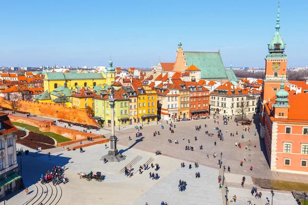 Varşova, Polonya, 13 Mart 2016: Varşova, Polonya eski kentte Sigismund sütunla Castle Square görünümü — Stok fotoğraf