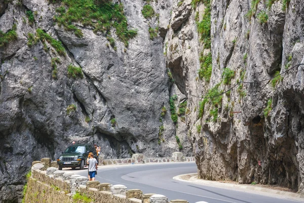 Bicaz Gorges, Roemenië - 07 juli 2015: Toeristen bezoeken de Bicaz Canyon. Canyon is een van de meest spectaculaire wegen in Roemenië. — Stockfoto