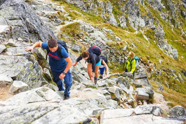 Zakopane, POLAND - August 22, 2015: Group of tourists walk to the top of the Szpiglasowy Wierch in Tatra Mountains. — стокове фото